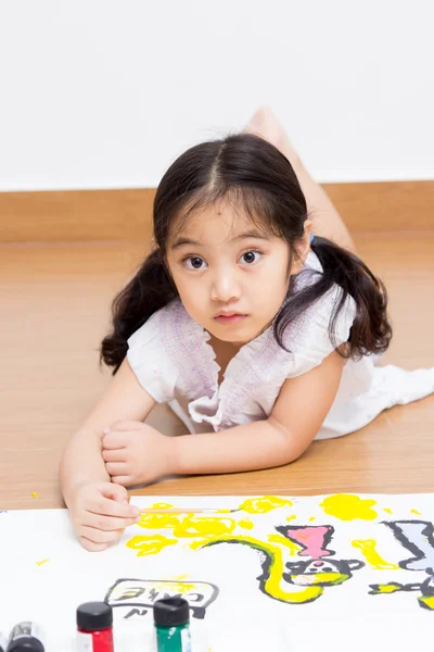 Pequena criança asiática desenho em papel — Fotografia de Stock