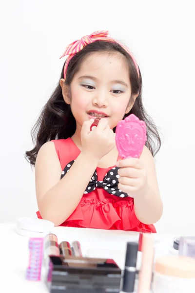 Pequena criança asiática com acessórios de maquiagem — Fotografia de Stock