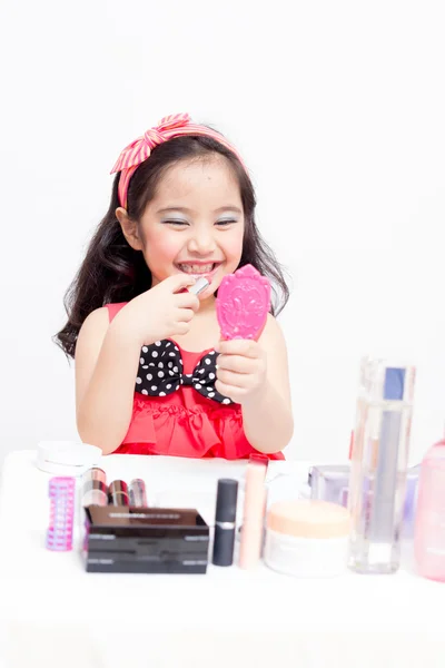 Pequeño niño asiático con accesorios de maquillaje — Foto de Stock