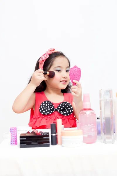Küçük Asyalı çocuk makyaj aksesuarlar — Stok fotoğraf