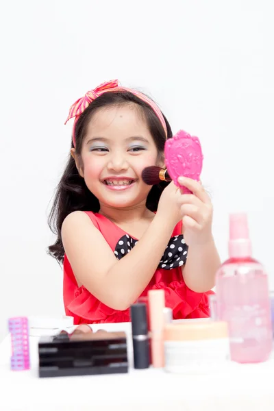 Pequeño niño asiático con accesorios de maquillaje — Foto de Stock