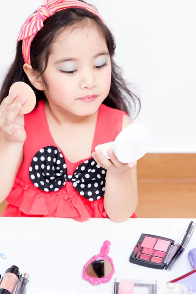 Kleines asiatisches Kind mit Make-up-Accessoires — Stockfoto