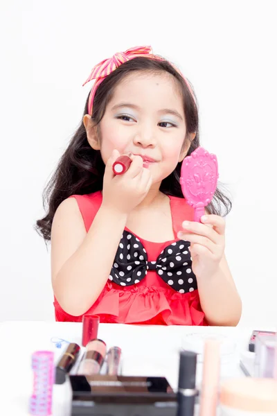 Pequeño niño asiático con accesorios de maquillaje —  Fotos de Stock