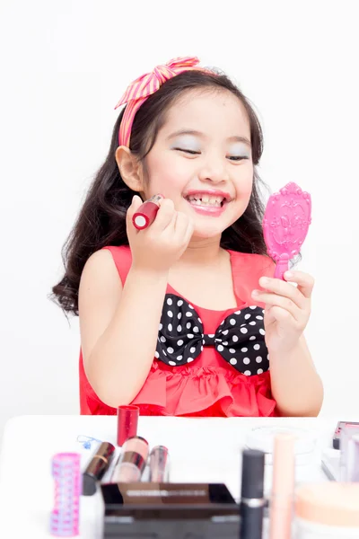 Маленький азиатский ребенок с косметическими принадлежностями — стоковое фото