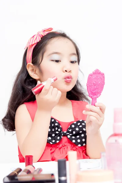 Pequeño niño asiático con accesorios de maquillaje — Foto de Stock