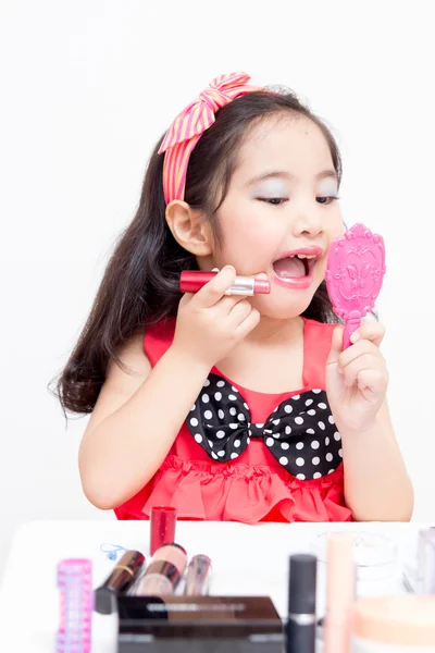 Pequena criança asiática com acessórios de maquiagem — Fotografia de Stock