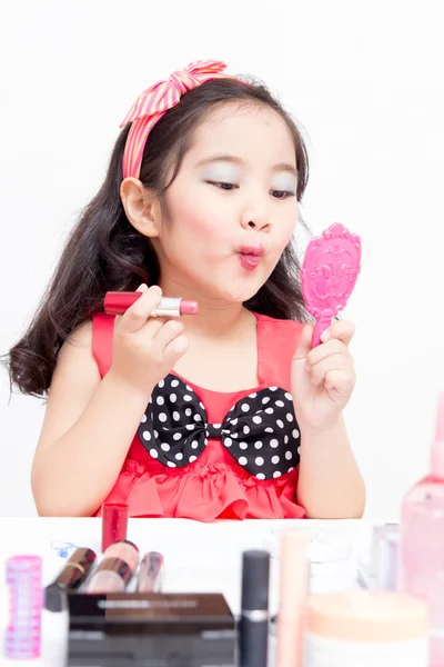 Pequeño niño asiático con accesorios de maquillaje — Foto de Stock