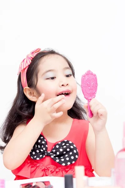 Pequeño niño asiático con accesorios de maquillaje — Foto de Stock