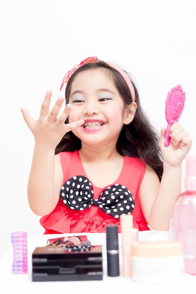 Kleines asiatisches Kind mit Make-up-Accessoires — Stockfoto