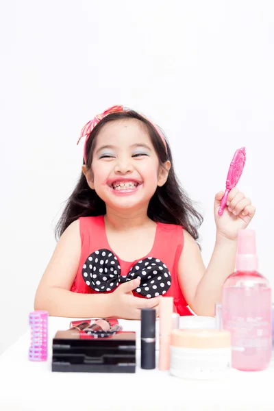 Pequeño niño asiático con accesorios de maquillaje — Foto de Stock