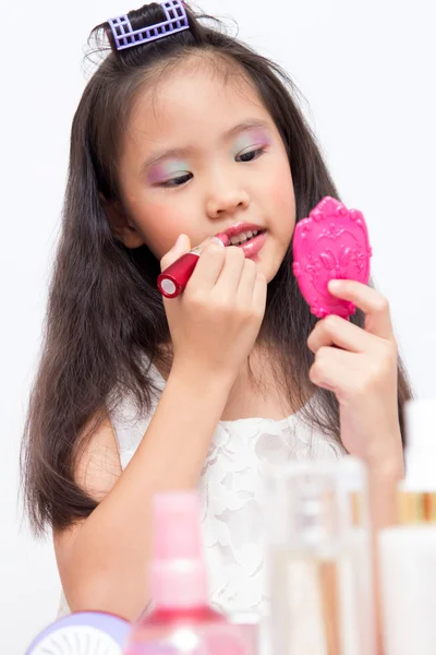 Asiatische Mädchen mit Lippenstift isoliert — Stockfoto