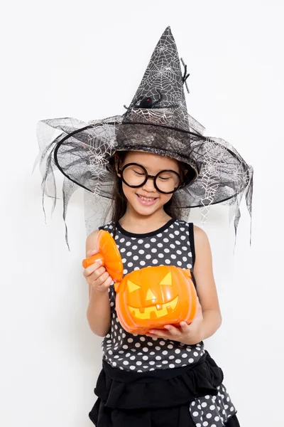 Niespodzianka szczęśliwy czarownica dziecko z dyni w strój halloween — Zdjęcie stockowe