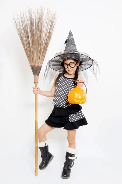 Azjatycki czarownica dziecko gospodarstwa magiczne miotła w strój halloween — Zdjęcie stockowe