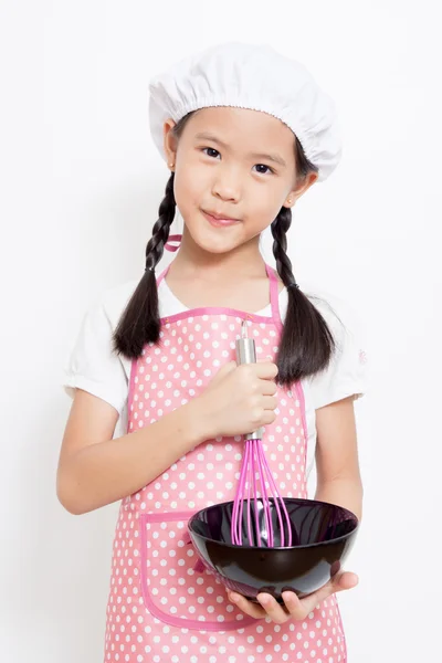 Маленький азиатский милый повар в розовом фартуке — стоковое фото