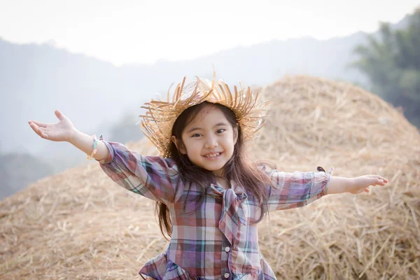 Asiatisches Kind im Heu — Stockfoto