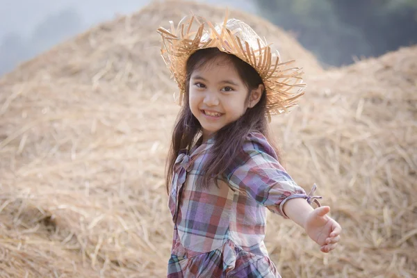 Asiático niño en heno — Foto de Stock