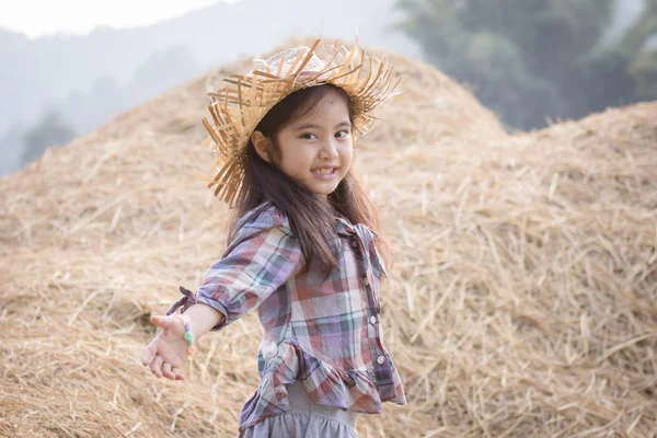 Asiático niño en heno —  Fotos de Stock