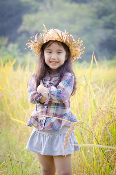 Feliz niño asiático en el campo de arroz — Foto de Stock