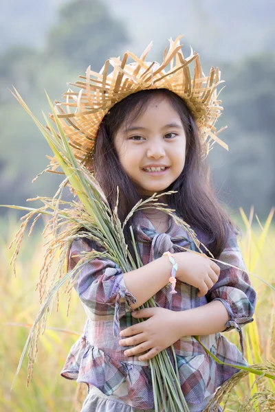 Glückliches asiatisches Kind im Reisfeld — Stockfoto