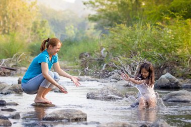 Asyalı anne ve kızı