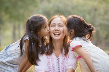 Asya anne ve kızı gülen, portre