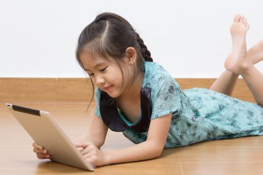 tablet bilgisayar ile mutlu bir Asyalı çocuk