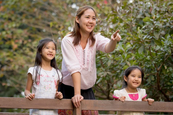 Портрет улыбающейся азиатской матери и дочери — стоковое фото