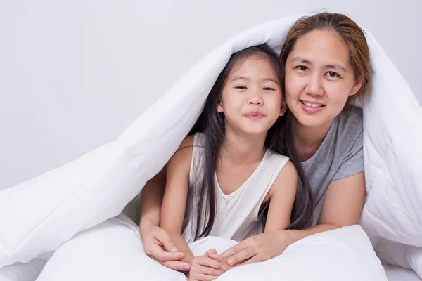Porträtt av glad asiatiska mor och dotter — Stockfoto