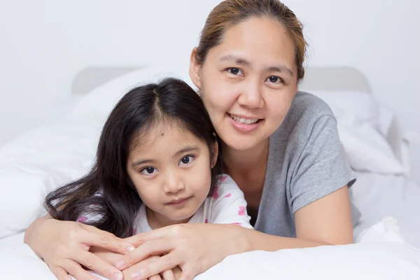 Porträt einer glücklichen asiatischen Mutter und Tochter — Stockfoto
