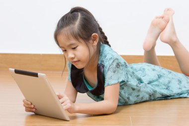 tablet bilgisayar ile çocuk