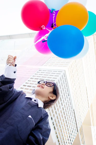 Söta lilla asiatiska affärer barnet hålla ballongen — Stockfoto