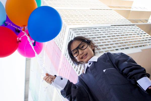 Niedliche kleine asiatische Businesskind mit Luftballon — Stockfoto