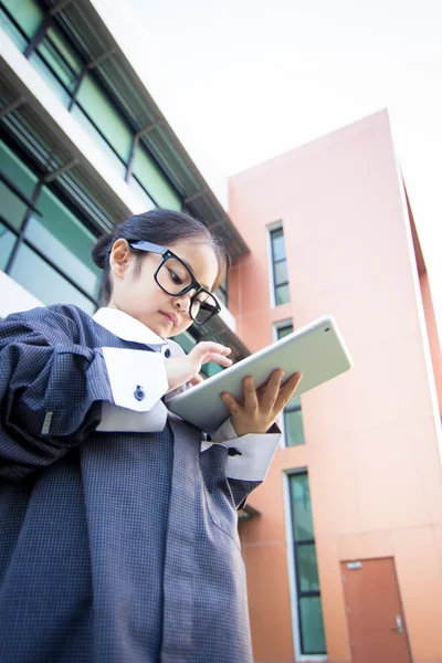Business Asiatique enfant en utilisant la tablette devant l'immeuble de bureaux — Photo