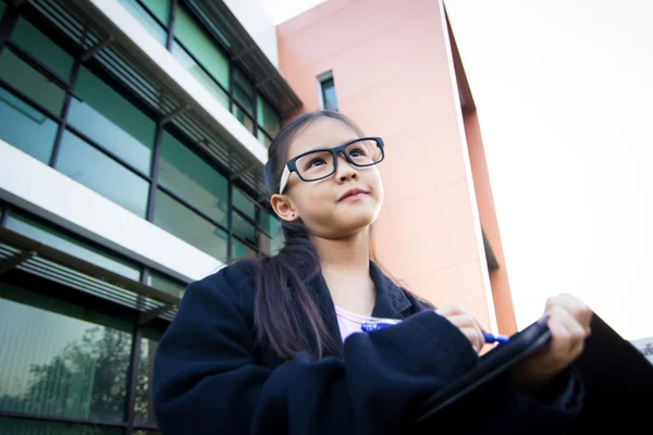 Mignon petit asiatique enfant prétendant être une femme d'affaires regarder — Photo