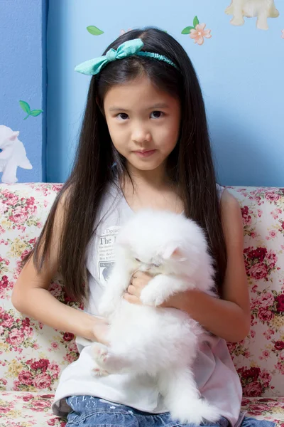 Kind mit ihrem Kätzchen — Stockfoto