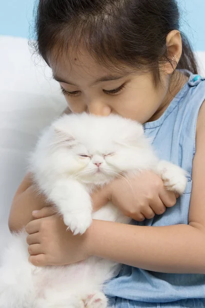Poco asiático niño besos su gatito — Foto de Stock