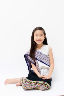 geleneksel kıyafet içinde küçük bir Taylandlı çocuk