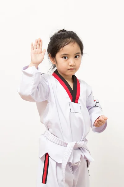 Kleines asiatisches Kind bei Kampfhandlungen vor isoliertem Hintergrund — Stockfoto