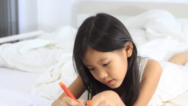 Küçük Asyalı kız gülümsüyor ve yatağa atma — Stok video