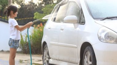 küçük Asyalı çocuk çamaşır araba