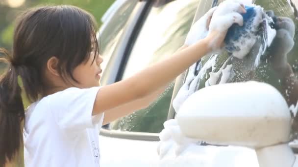 Pequeño niño asiático lavado de coche — Vídeo de stock