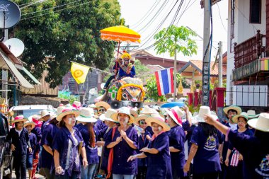 Sukhothai, thailand - 7 Nisan: kimliği belirsiz kişi geleneğinde sri satchanalai bölgesinin bir bütün grup yeni keşiş Filler ile 7 Nisan 2014 sukhothai, thailand ordaining..