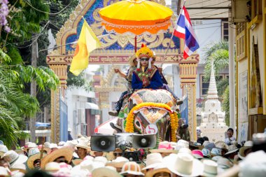 Sukhothai, thailand - 7 Nisan: kimliği belirsiz kişi geleneğinde sri satchanalai bölgesinin bir bütün grup yeni keşiş Filler ile 7 Nisan 2014 sukhothai, thailand ordaining..