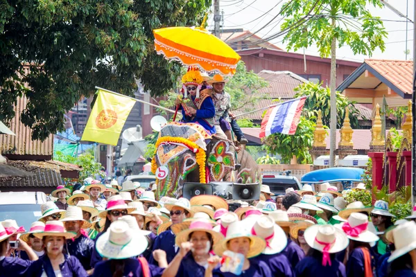 SUKHOTHAI, TAILANDIA - 7 de abril: Personas no identificadas en la tradición del distrito de Sri Satchanalai para ordenar a todo un grupo de nuevos monjes con elefantes el 7 de abril de 2014 en Sukhothai, Tailandia . —  Fotos de Stock