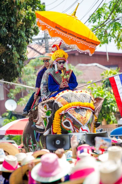 SUKHOTHAI, TAILANDIA - 7 de abril: Personas no identificadas en la tradición del distrito de Sri Satchanalai para ordenar a todo un grupo de nuevos monjes con elefantes el 7 de abril de 2014 en Sukhothai, Tailandia . —  Fotos de Stock