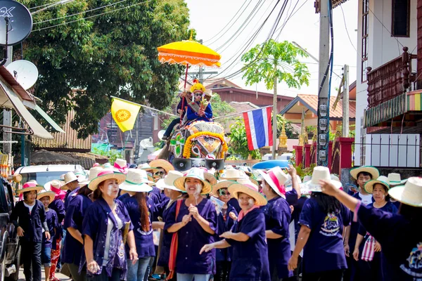 SUKHOTHAI, TAILANDIA - 7 de abril: Personas no identificadas en la tradición del distrito de Sri Satchanalai para ordenar a todo un grupo de nuevos monjes con elefantes el 7 de abril de 2014 en Sukhothai, Tailandia . —  Fotos de Stock