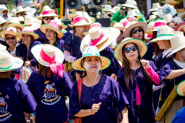 SUKHOTHAI, THAÏLANDE - 7 avril : Peuple non identifié dans la tradition du district de Sri Satchanalai pour avoir ordonné un groupe entier de nouveaux moines avec des éléphants le 7 avril 2014 à Sukhothai, Thaïlande . — Photo