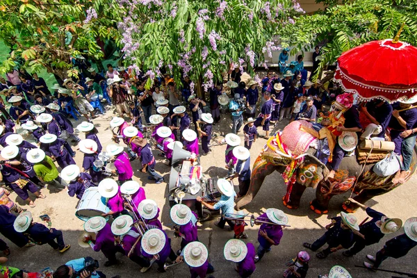 SUKHOTHAI, TAILANDIA - 7 de abril: Personas no identificadas en la tradición del distrito de Sri Satchanalai para ordenar a todo un grupo de nuevos monjes con elefantes el 7 de abril de 2014 en Sukhothai, Tailandia . —  Fotos de Stock