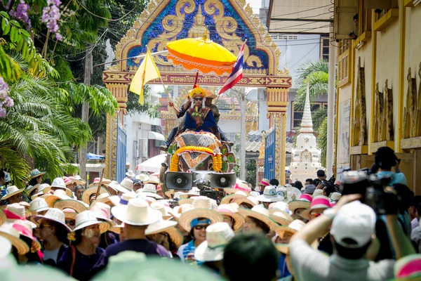 SUKHOTHAI, TAILANDIA - 7 de abril: Personas no identificadas en la tradición del distrito de Sri Satchanalai para ordenar a todo un grupo de nuevos monjes con elefantes el 7 de abril de 2014 en Sukhothai, Tailandia . —  Fotos de Stock