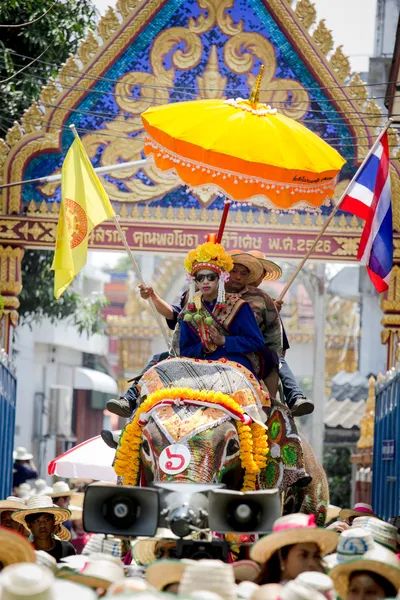 SUKHOTHAI, THAÏLANDE - 7 avril : Peuple non identifié dans la tradition du district de Sri Satchanalai pour avoir ordonné un groupe entier de nouveaux moines avec des éléphants le 7 avril 2014 à Sukhothai, Thaïlande . — Photo